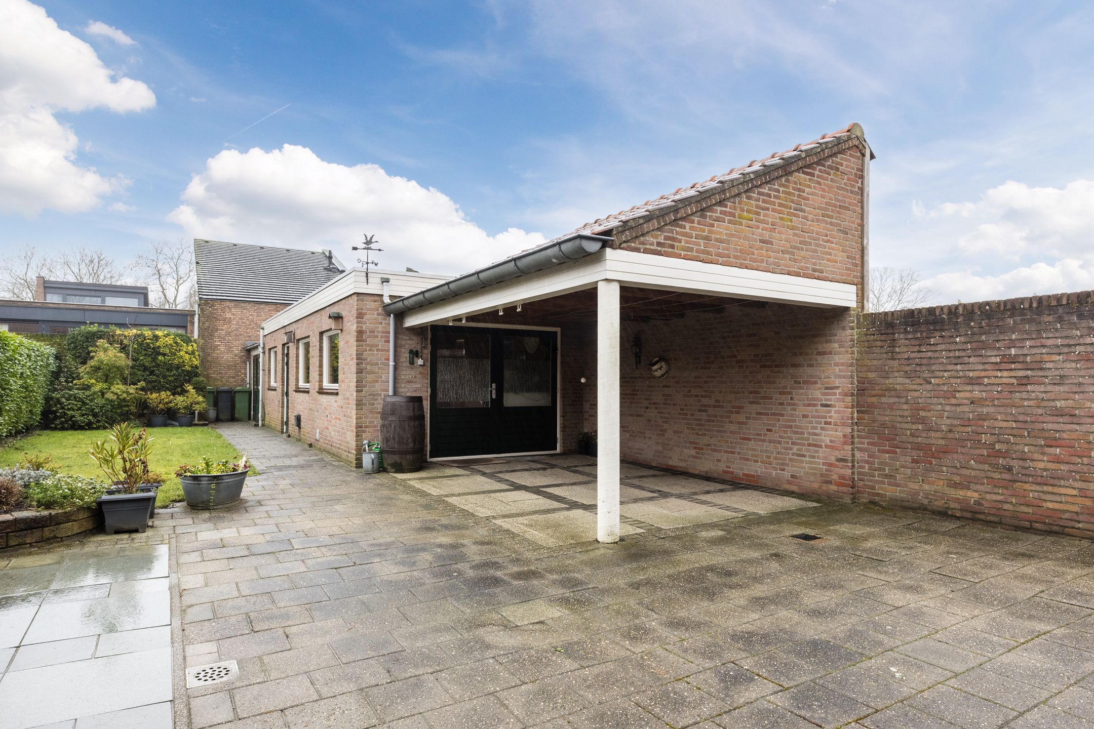Semi-detached house with deep south-facing backyard, garage and carport in Gilze village center — 18