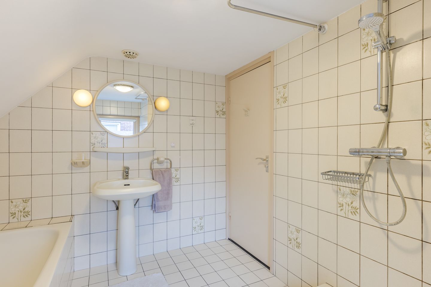 Semi-detached house with deep south-facing backyard, garage and carport in Gilze village center — 29