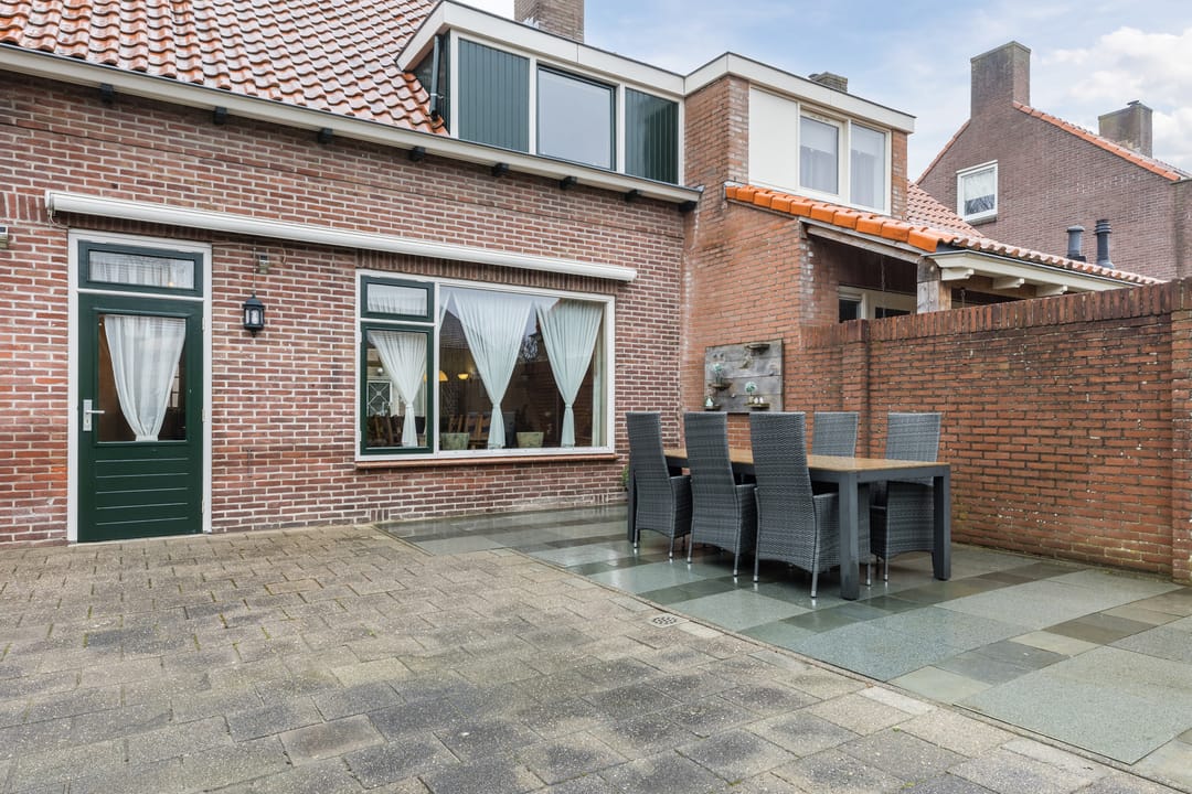 Semi-detached house with deep south-facing backyard, garage and carport in Gilze village center — 16