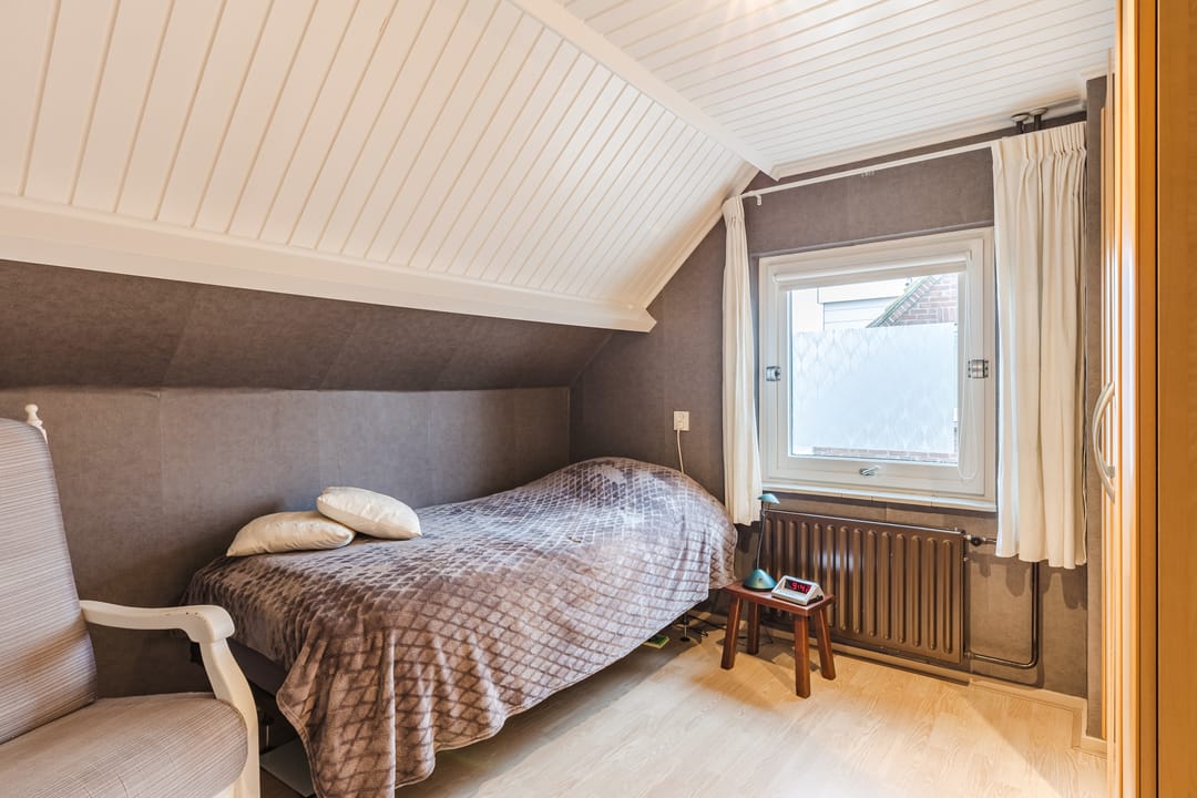 Semi-detached house with deep south-facing backyard, garage and carport in Gilze village center — 26