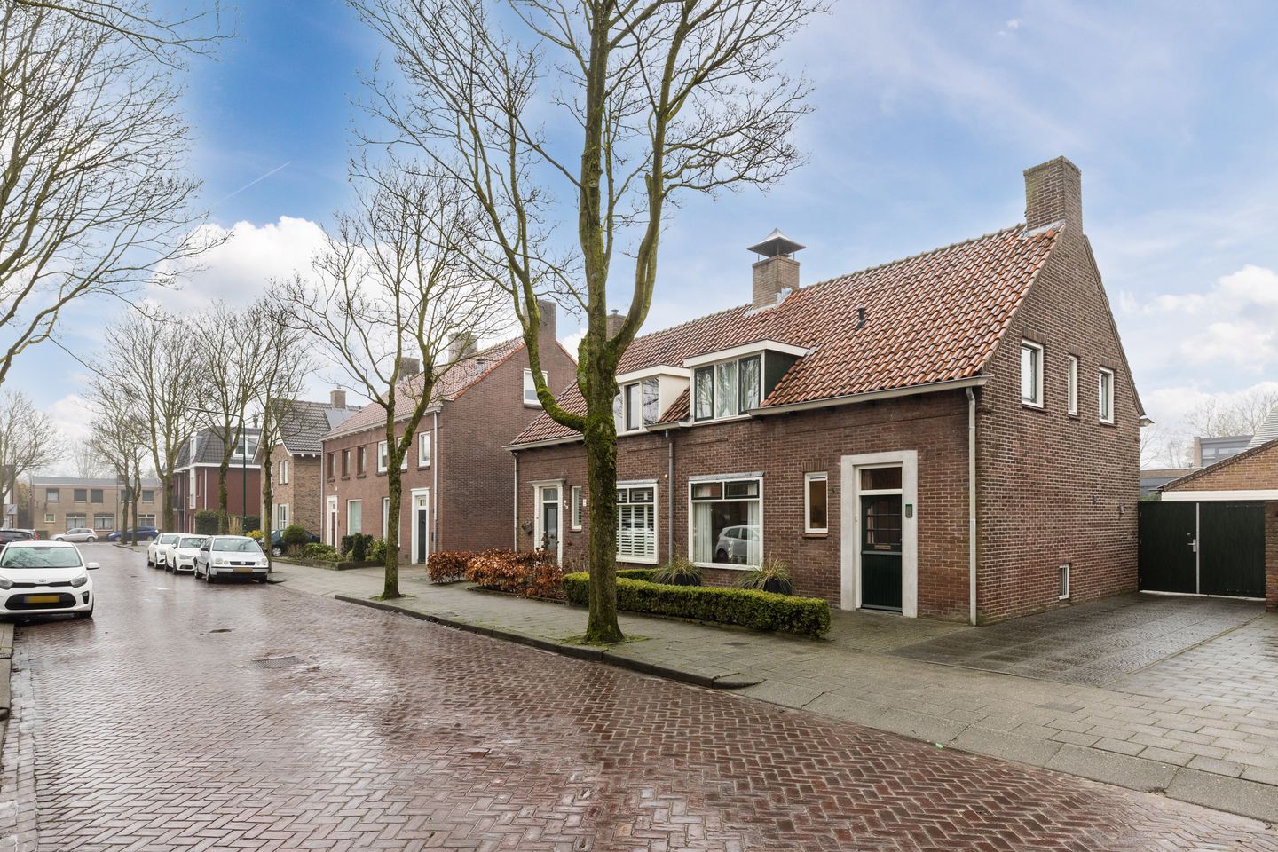 Semi-detached house with deep south-facing backyard, garage and carport in Gilze village center — 34