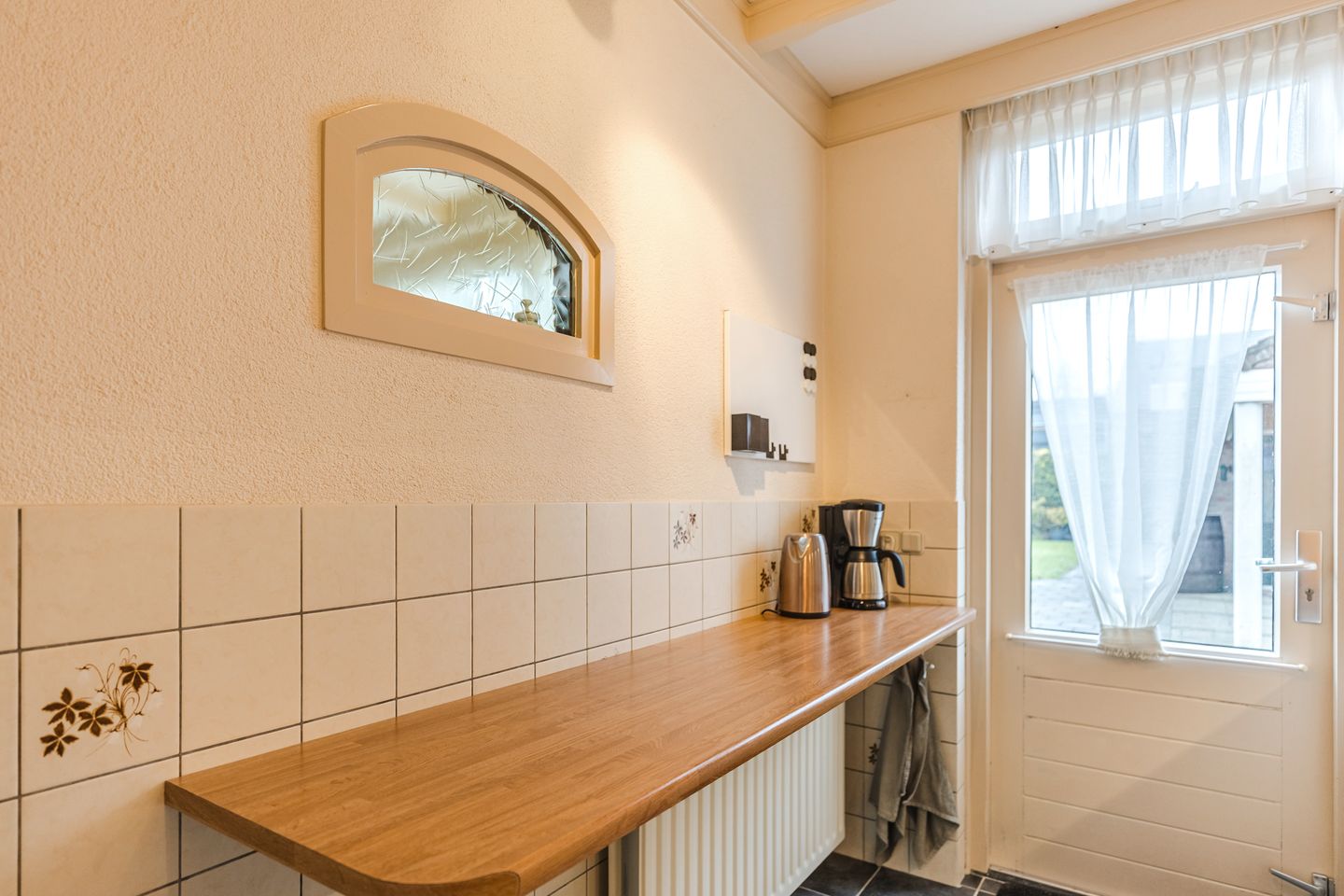 Semi-detached house with deep south-facing backyard, garage and carport in Gilze village center — 14