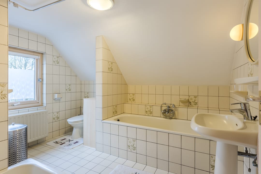 Semi-detached house with deep south-facing backyard, garage and carport in Gilze village center — 28
