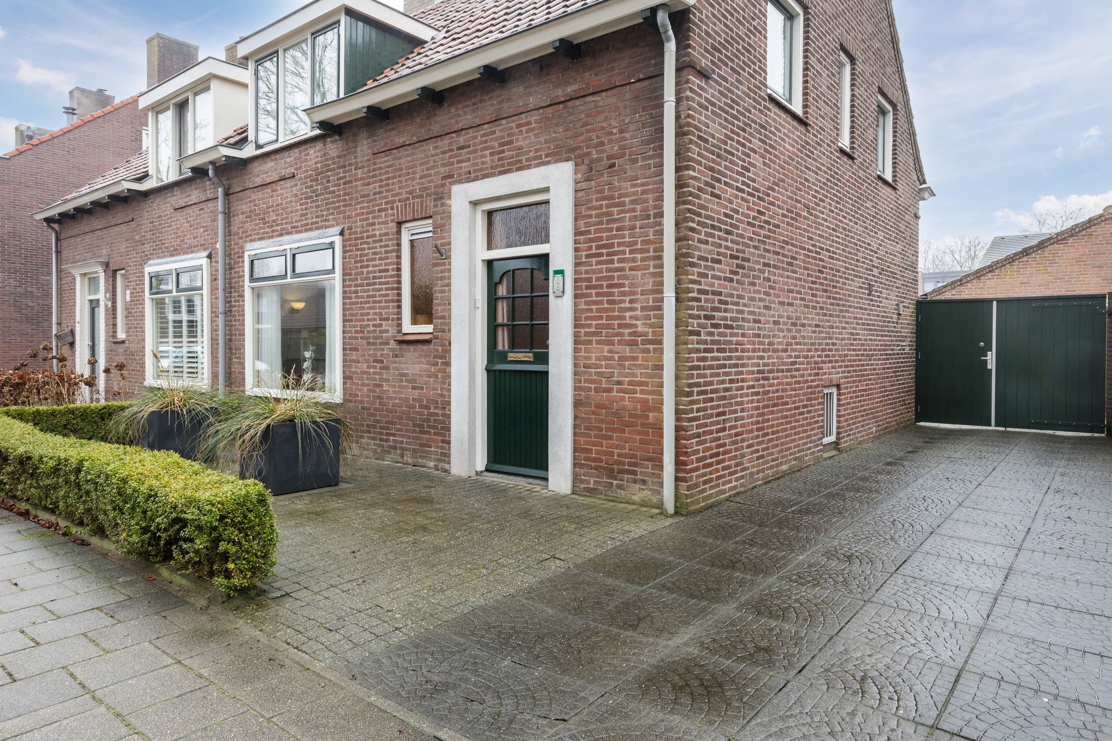 Semi-detached house with deep south-facing backyard, garage and carport in Gilze village center — 30