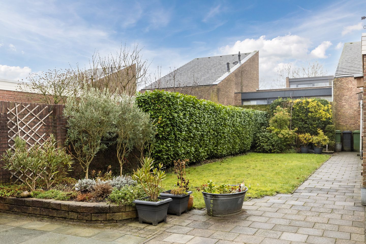 Semi-detached house with deep south-facing backyard, garage and carport in Gilze village center — 19