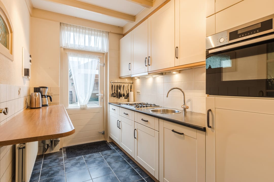 Semi-detached house with deep south-facing backyard, garage and carport in Gilze village center — 13