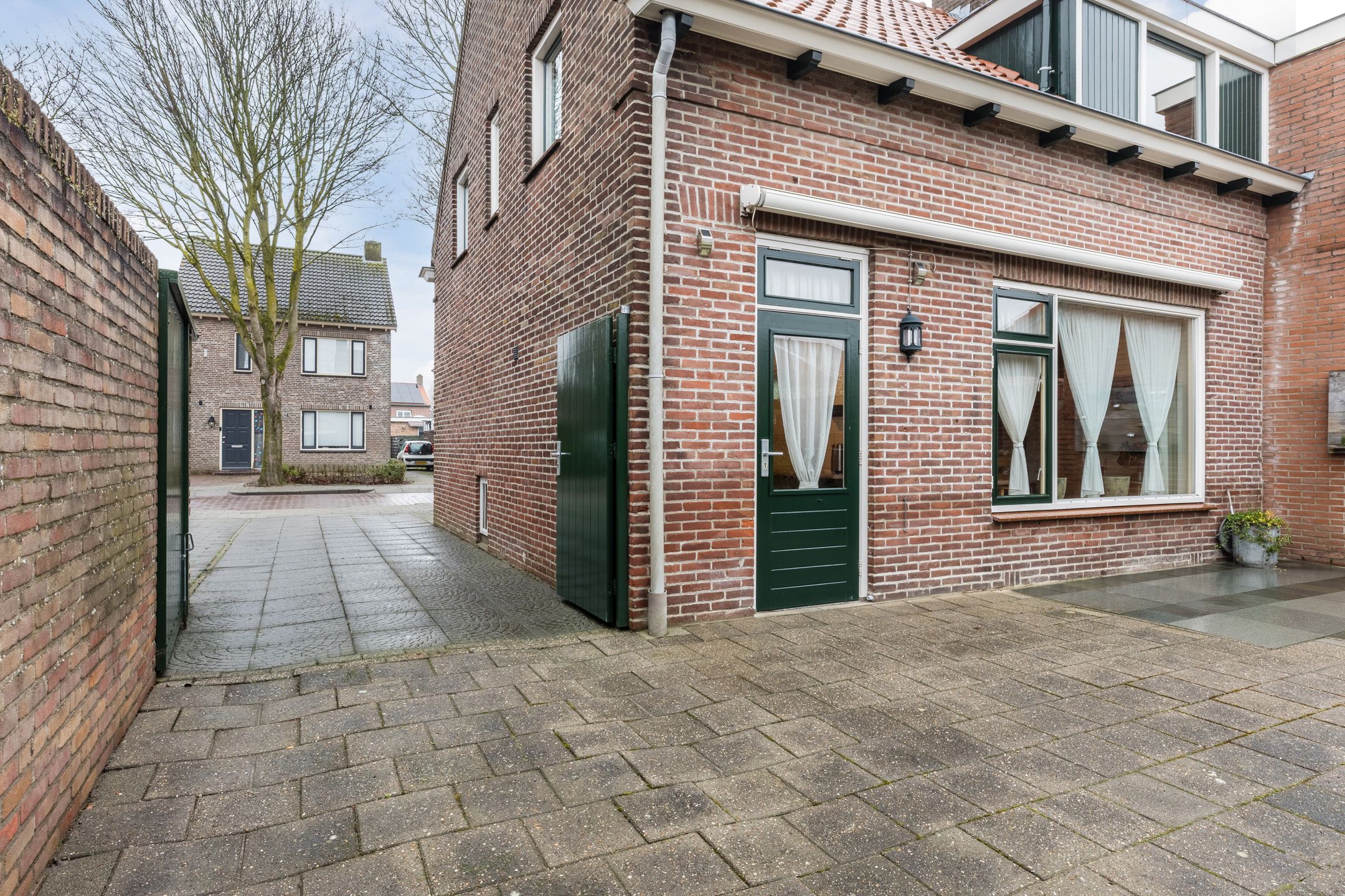 Semi-detached house with deep south-facing backyard, garage and carport in Gilze village center — 15
