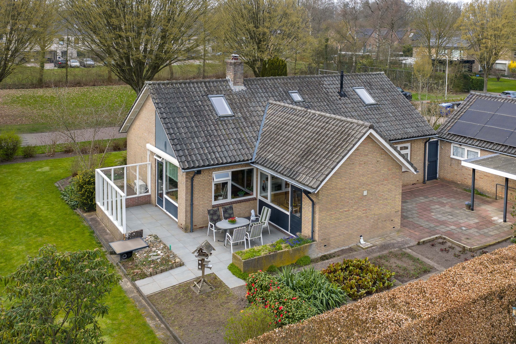 Spacious semi-bungalow with large garden near Diepenveen village center — 32