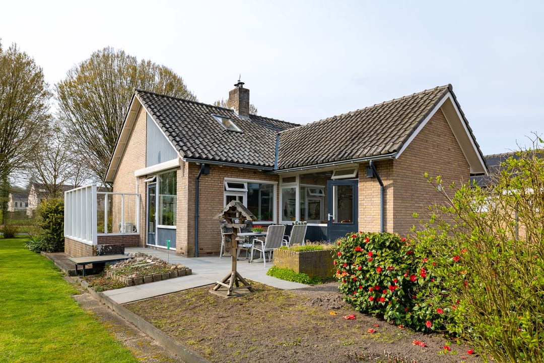 Spacious semi-bungalow with large garden near Diepenveen village center — 36