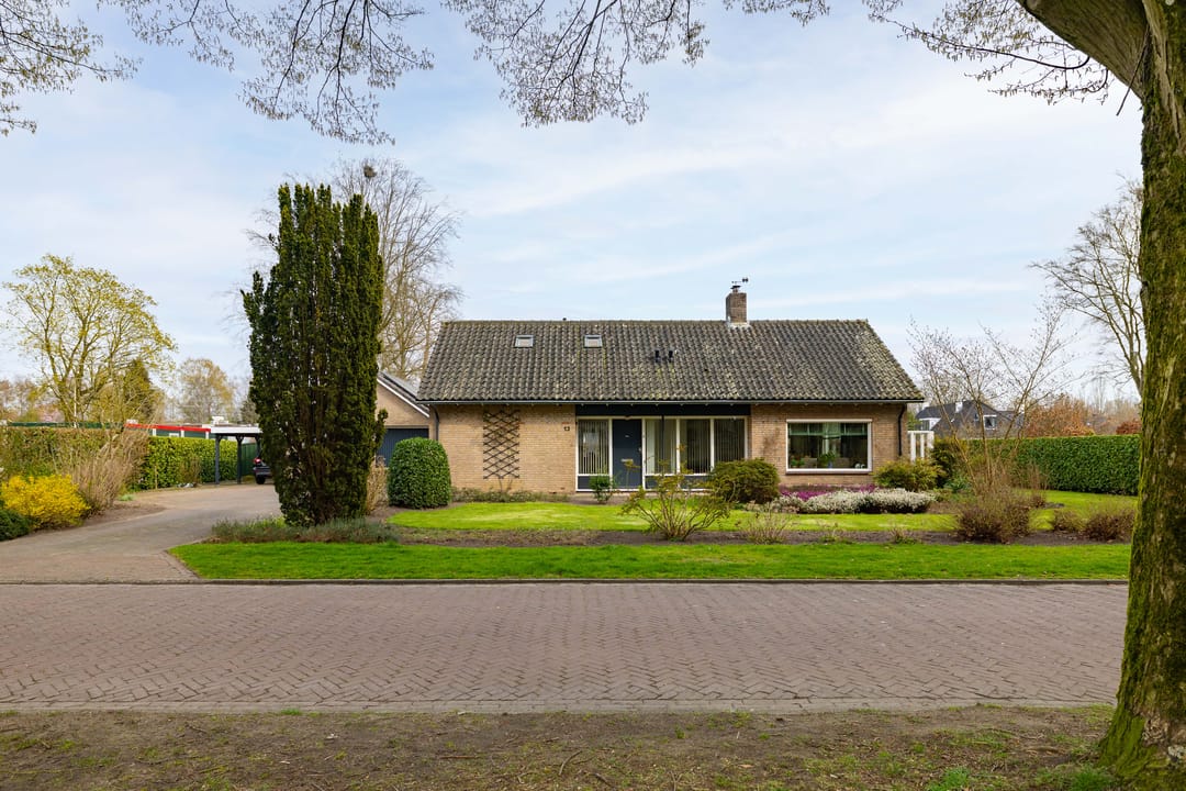 Spacious semi-bungalow with large garden near Diepenveen village center — 42