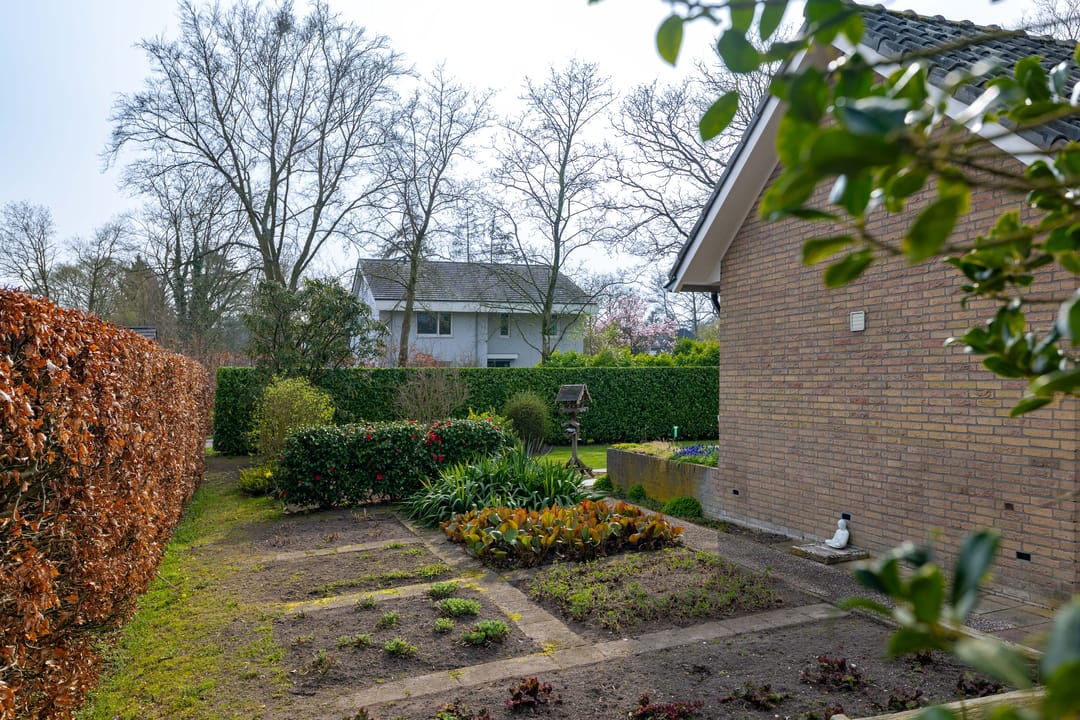Spacious semi-bungalow with large garden near Diepenveen village center — 37