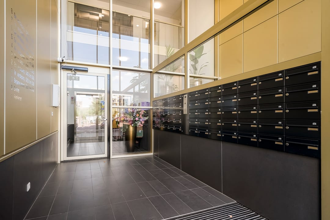 Modern 2-Bedroom Apartment with Sunny Terrace in Sportheldenbuurt — 30