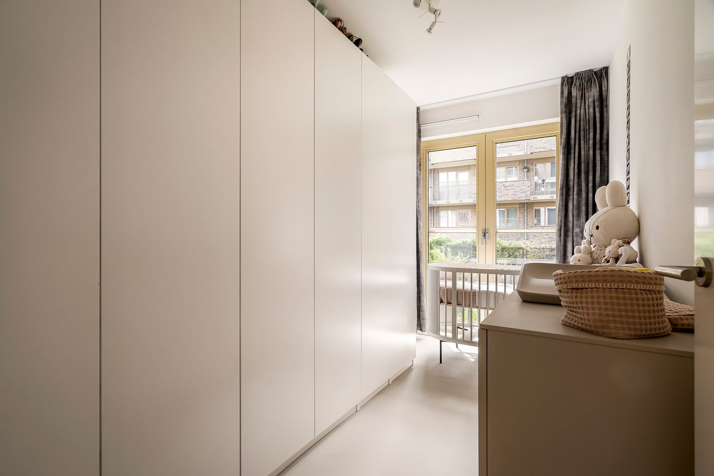 Modern 2-Bedroom Apartment with Sunny Terrace in Sportheldenbuurt — 19
