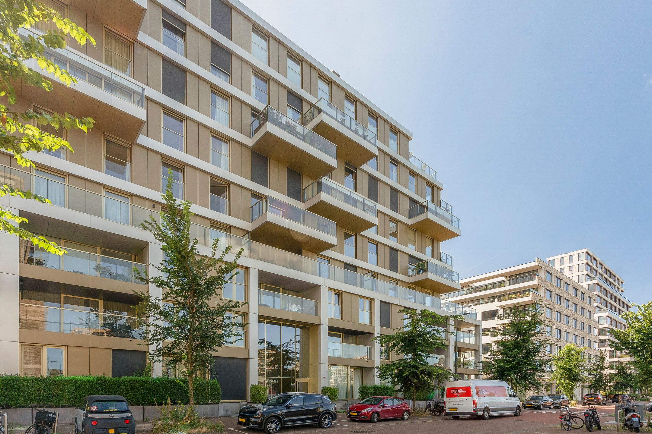 Modern 2-Bedroom Apartment with Sunny Terrace in Sportheldenbuurt — 31