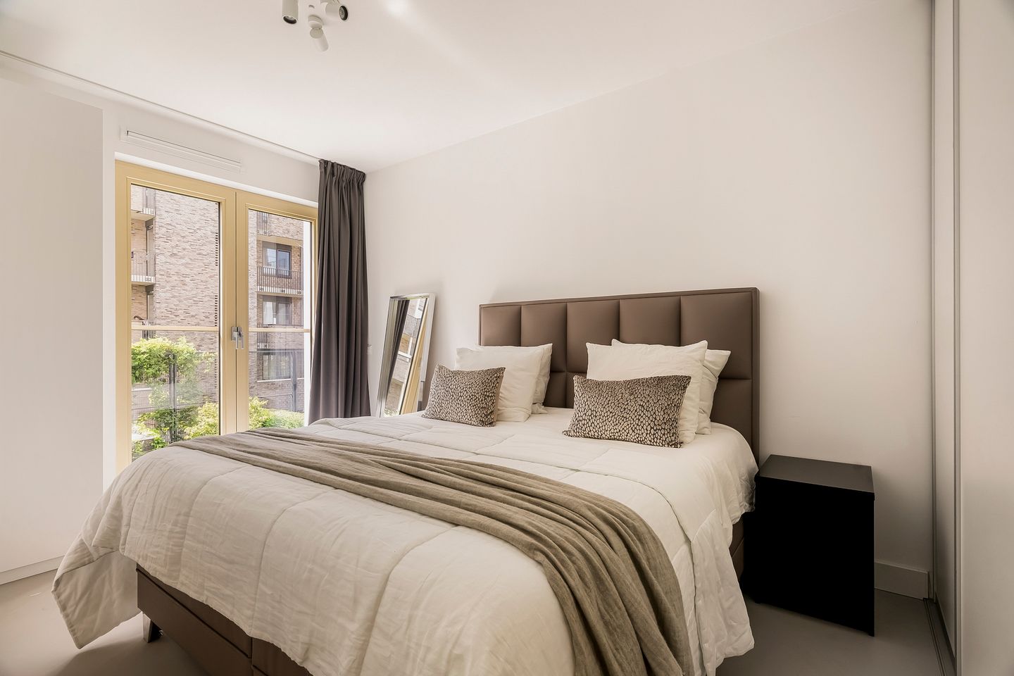 Modern 2-Bedroom Apartment with Sunny Terrace in Sportheldenbuurt — 13