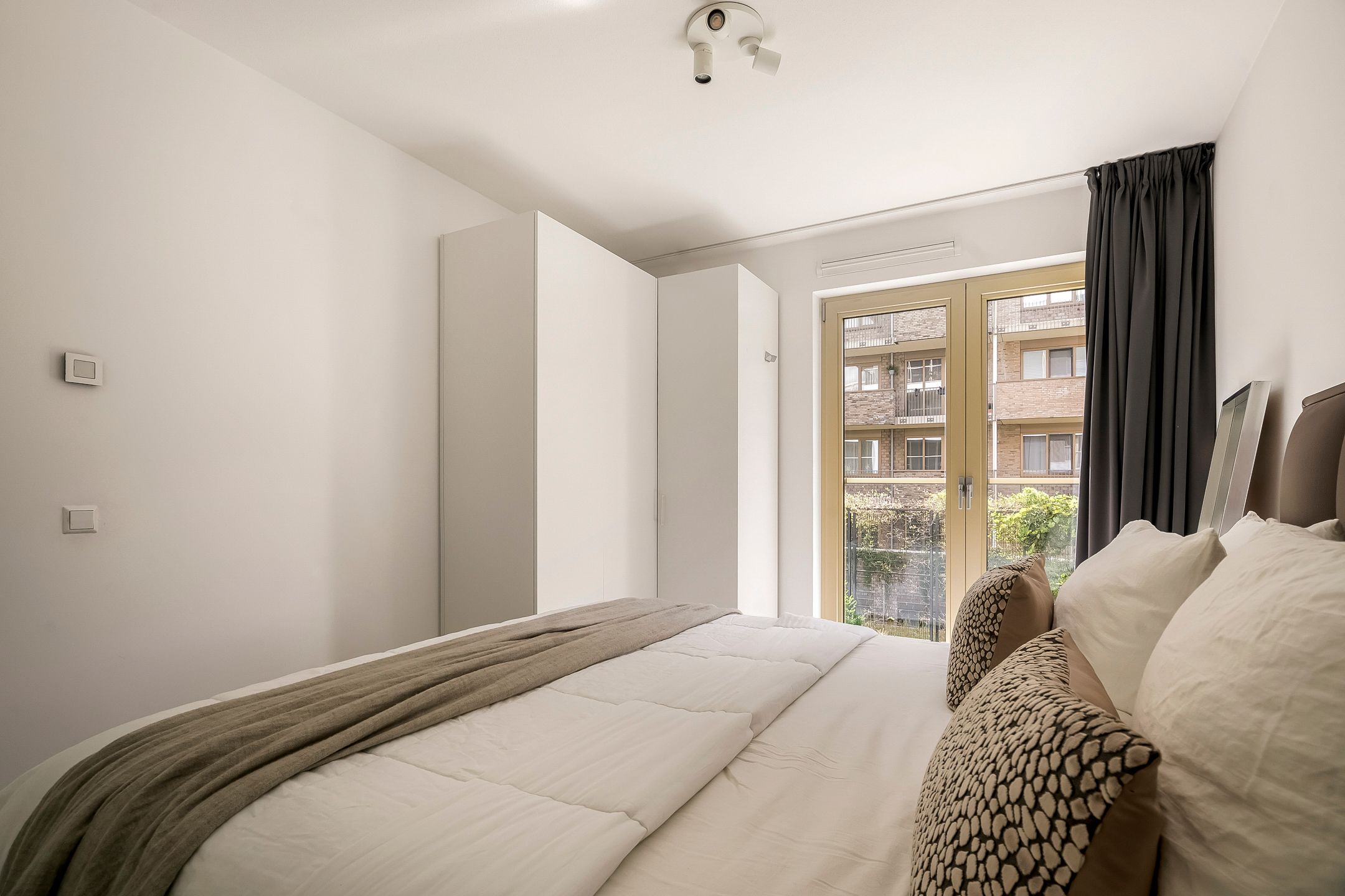 Modern 2-Bedroom Apartment with Sunny Terrace in Sportheldenbuurt — 14
