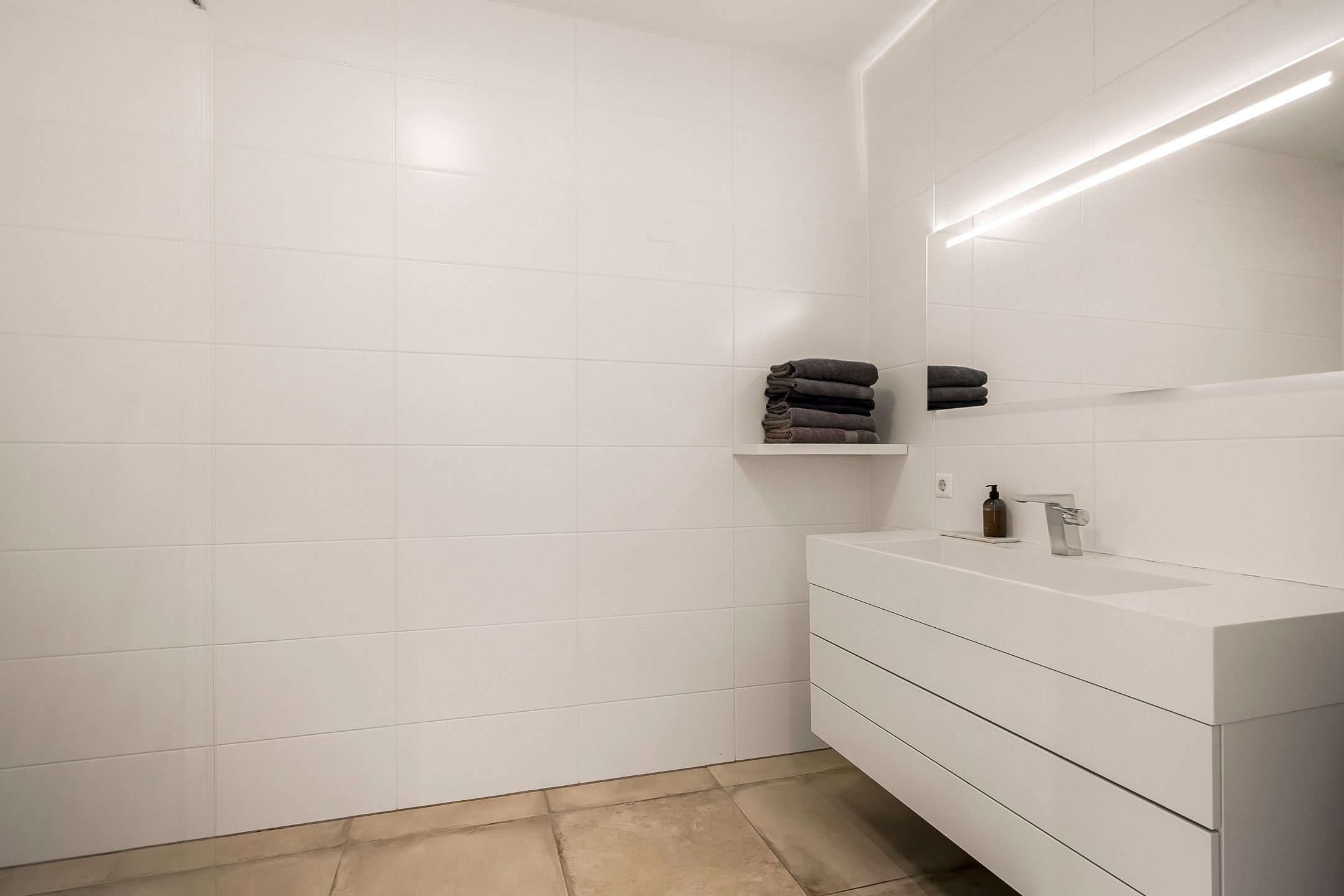 Modern 2-Bedroom Apartment with Sunny Terrace in Sportheldenbuurt — 23