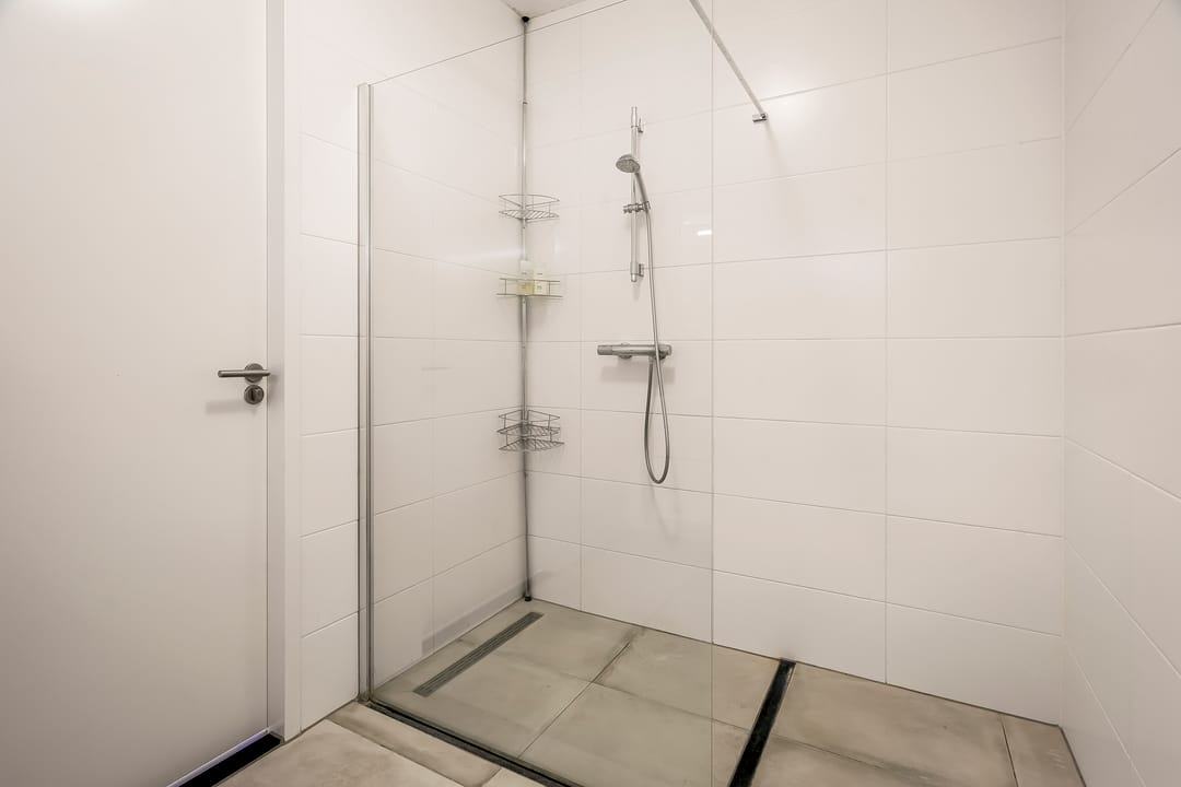 Modern 2-Bedroom Apartment with Sunny Terrace in Sportheldenbuurt — 22