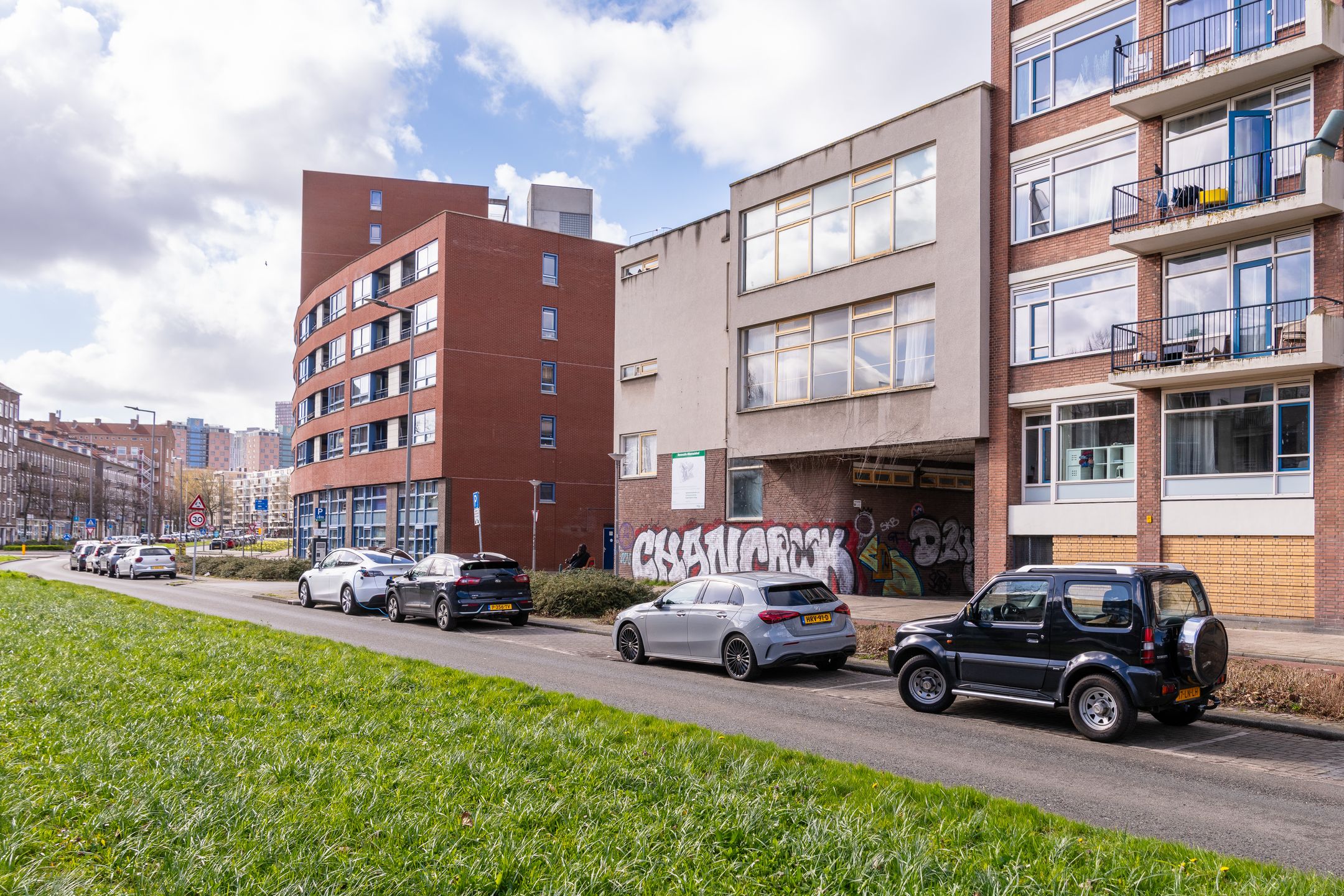 Light apartment with parking in central Rotterdam location — 27