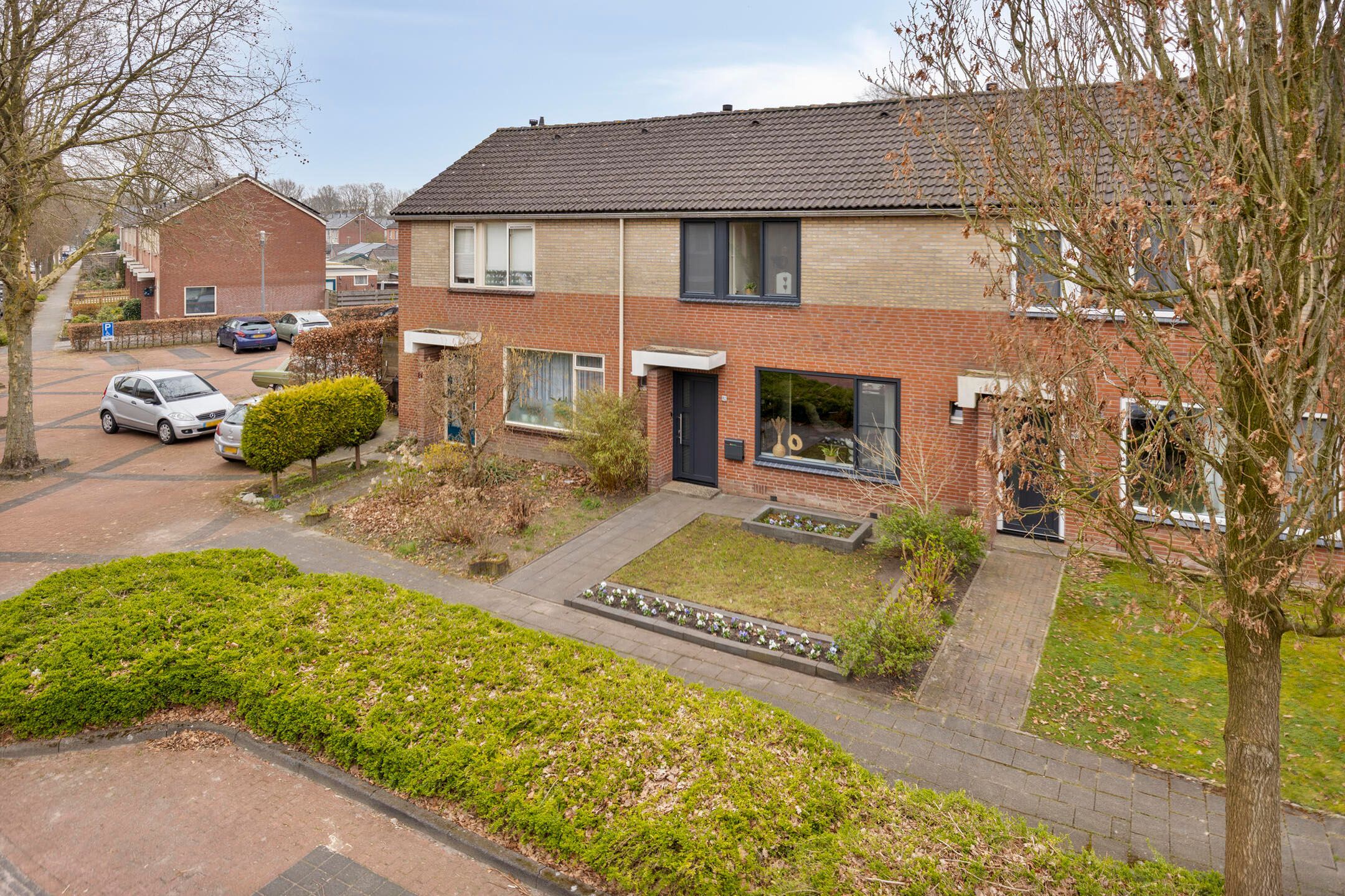 Spacious Move-in Ready Terraced House with Sunny Southeast Garden — 36
