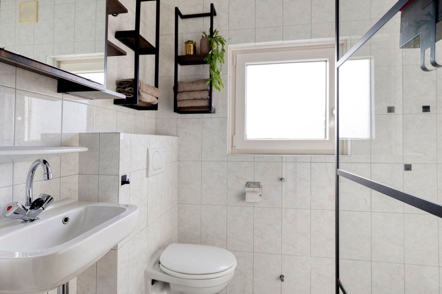 Spacious family home with garden room, dormer window and four bedrooms in Deurne — 17