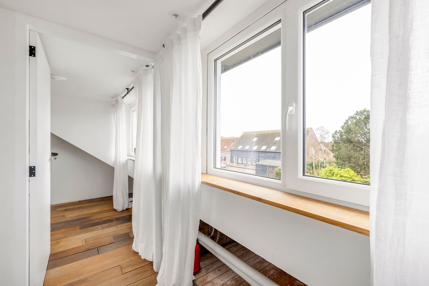 Spacious terraced home with deep garden and free rear position in Hellevoetsluis — 42