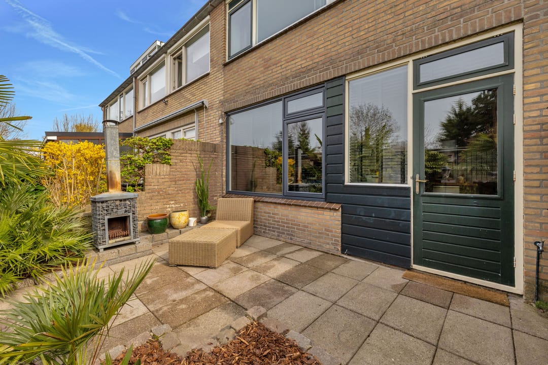 Spacious terraced home with deep garden and free rear position in Hellevoetsluis — 21