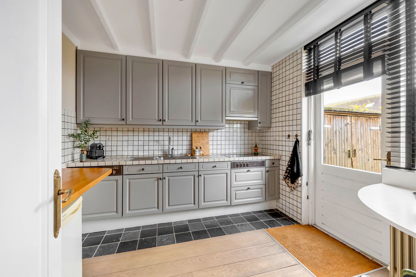 Spacious terraced home with deep garden and free rear position in Hellevoetsluis — 18