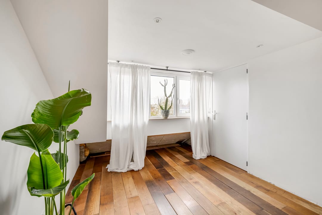 Spacious terraced home with deep garden and free rear position in Hellevoetsluis — 47