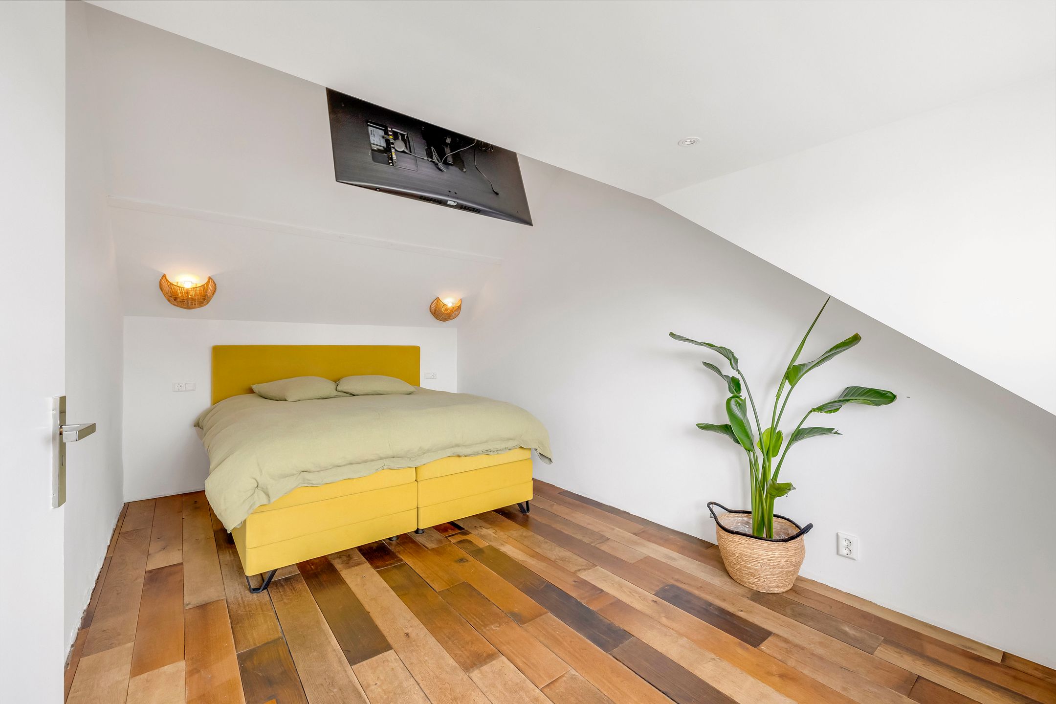 Spacious terraced home with deep garden and free rear position in Hellevoetsluis — 43