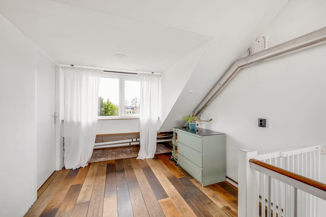 Spacious terraced home with deep garden and free rear position in Hellevoetsluis — 41