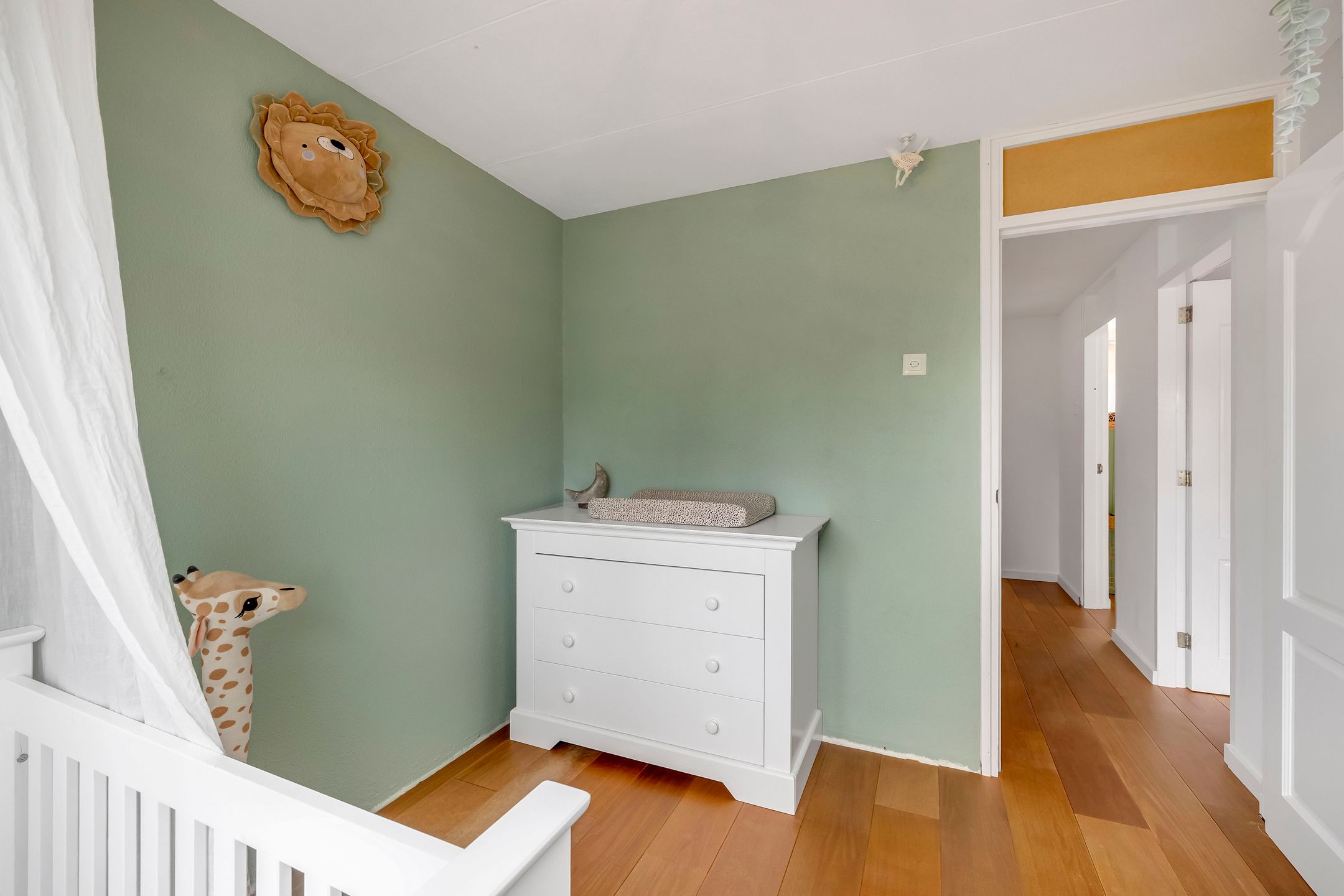 Spacious terraced home with deep garden and free rear position in Hellevoetsluis — 34