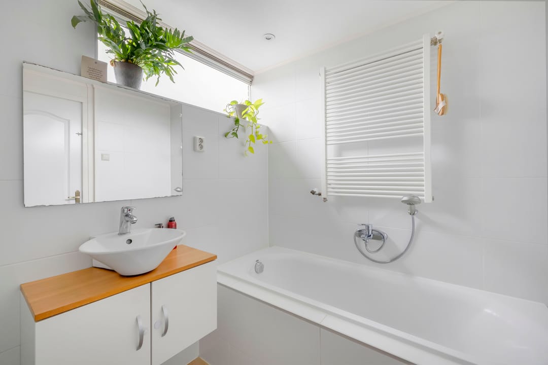 Spacious terraced home with deep garden and free rear position in Hellevoetsluis — 39
