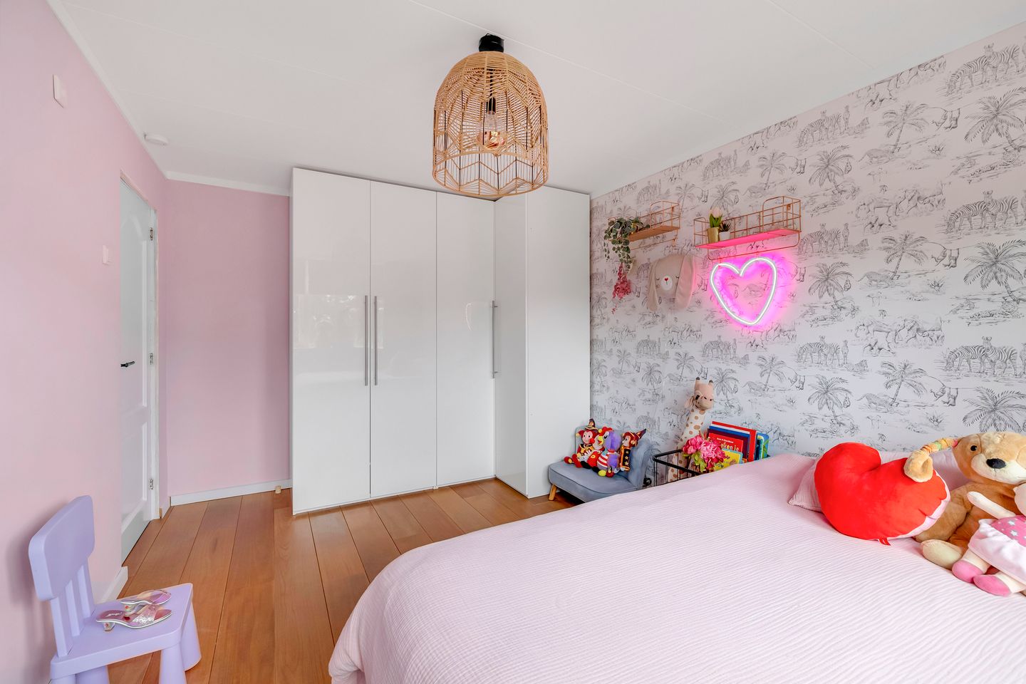 Spacious terraced home with deep garden and free rear position in Hellevoetsluis — 32