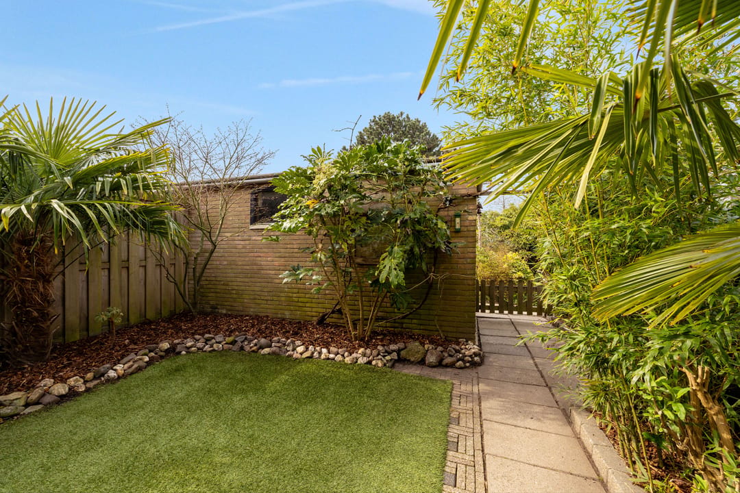 Spacious terraced home with deep garden and free rear position in Hellevoetsluis — 24