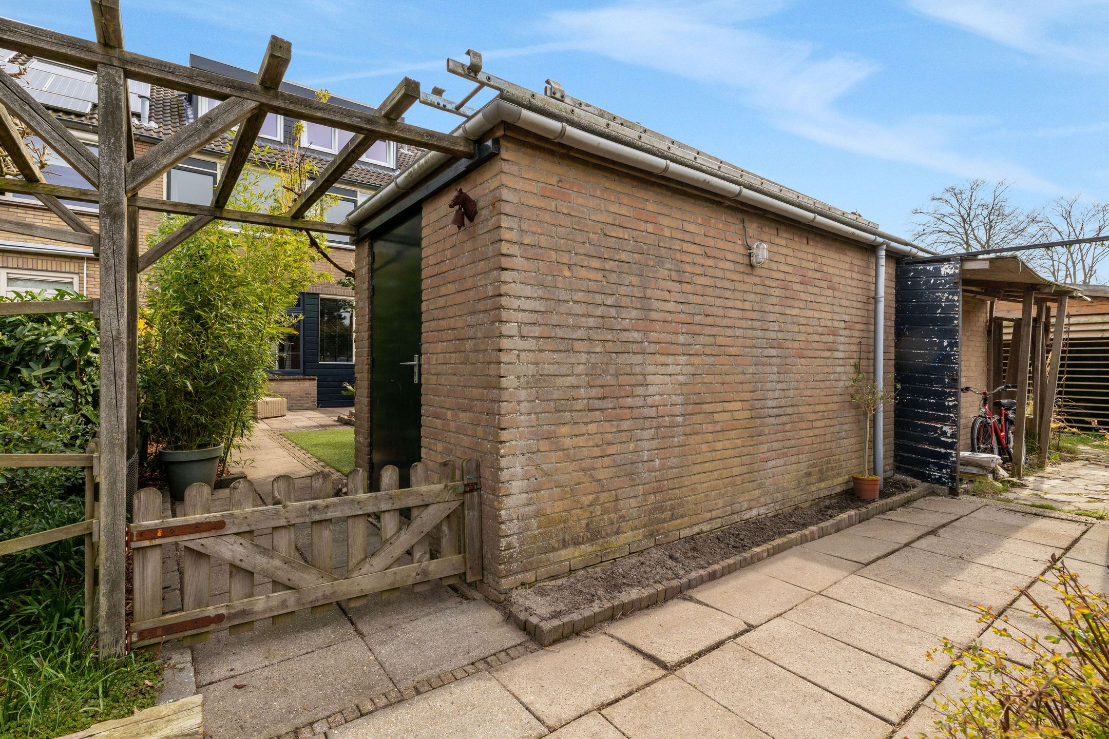 Spacious terraced home with deep garden and free rear position in Hellevoetsluis — 25