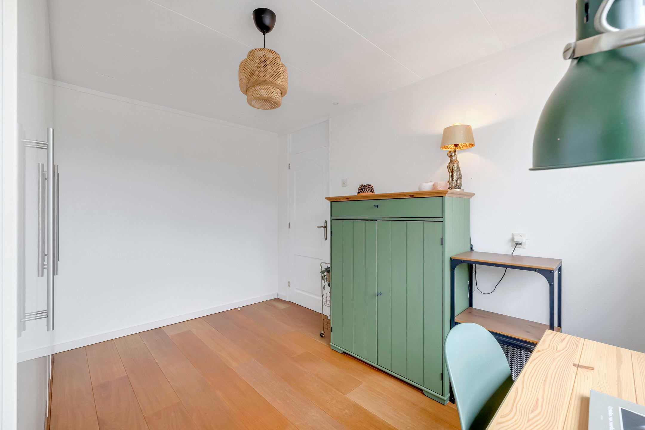 Spacious terraced home with deep garden and free rear position in Hellevoetsluis — 37