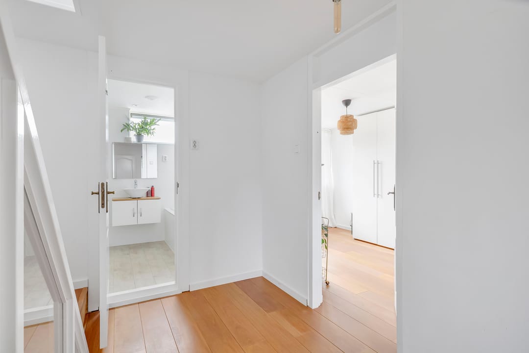 Spacious terraced home with deep garden and free rear position in Hellevoetsluis — 35