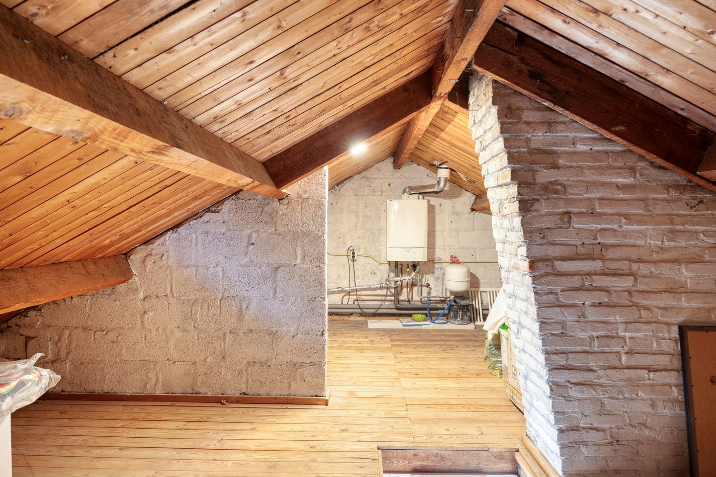 Spacious Corner Family Home with Guest Room and Sunny Garden in Heugem — 31