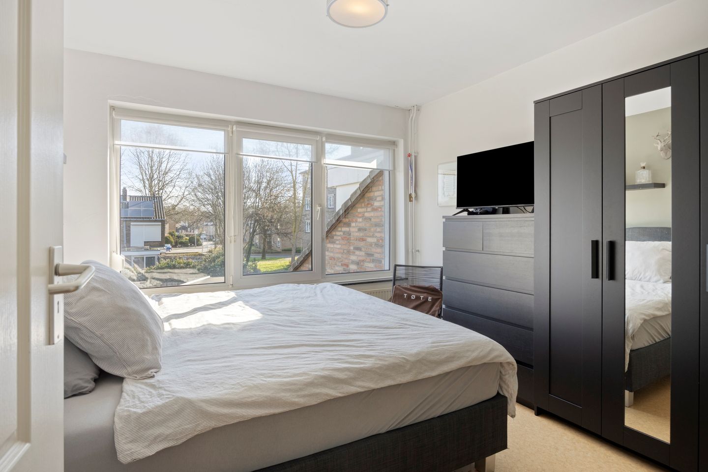 Spacious Corner Family Home with Guest Room and Sunny Garden in Heugem — 25