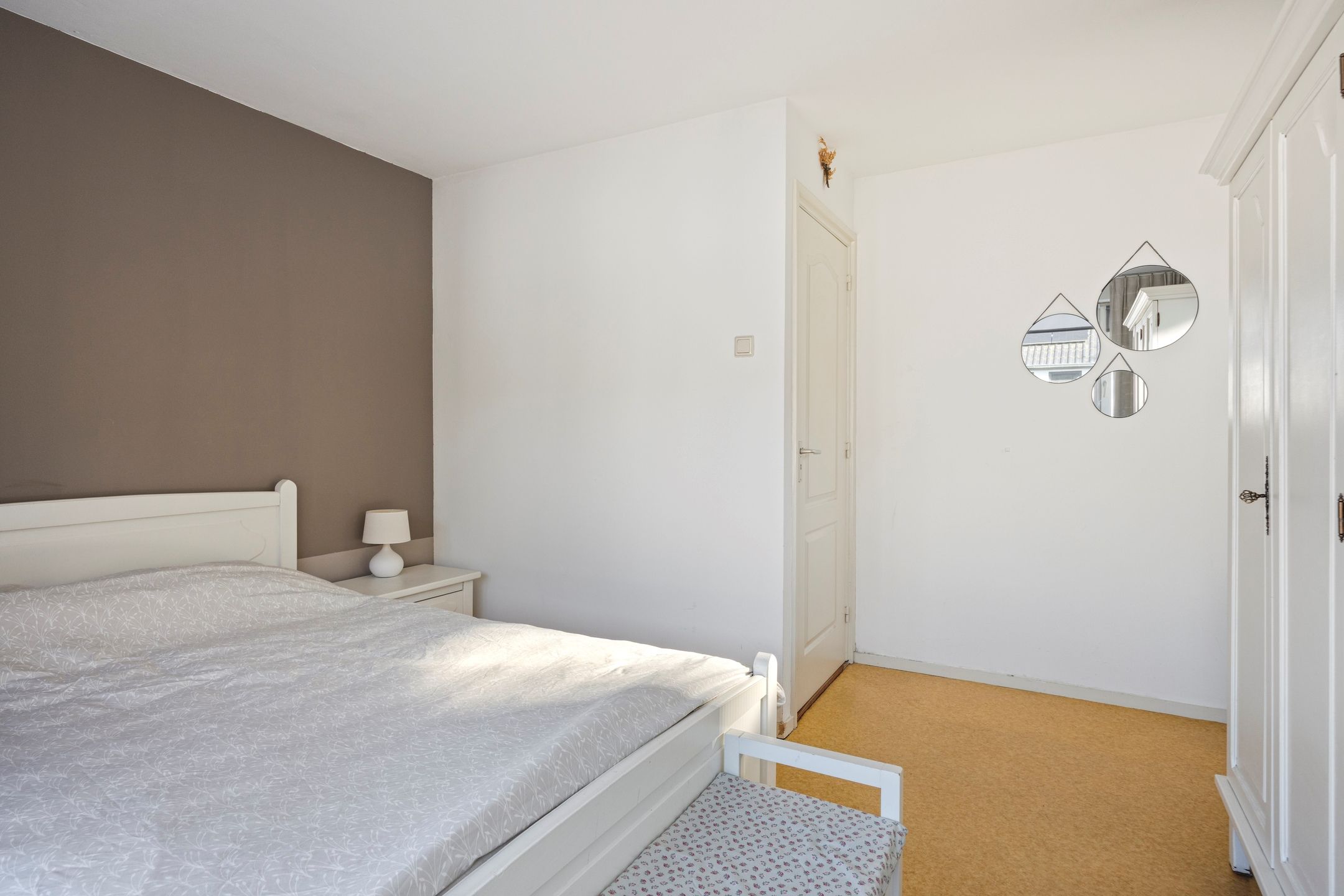 Spacious Corner Family Home with Guest Room and Sunny Garden in Heugem — 21