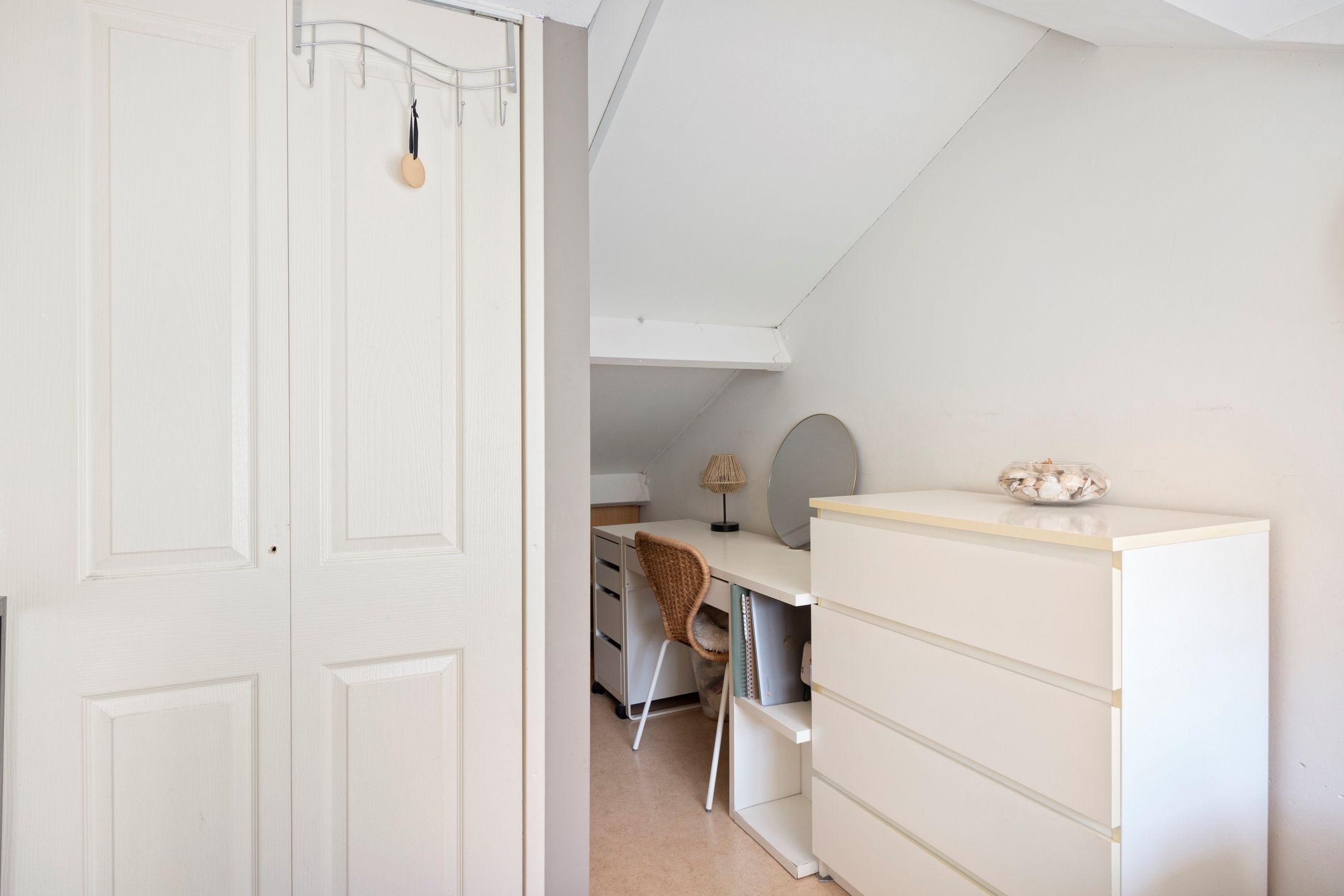 Spacious Corner Family Home with Guest Room and Sunny Garden in Heugem — 29