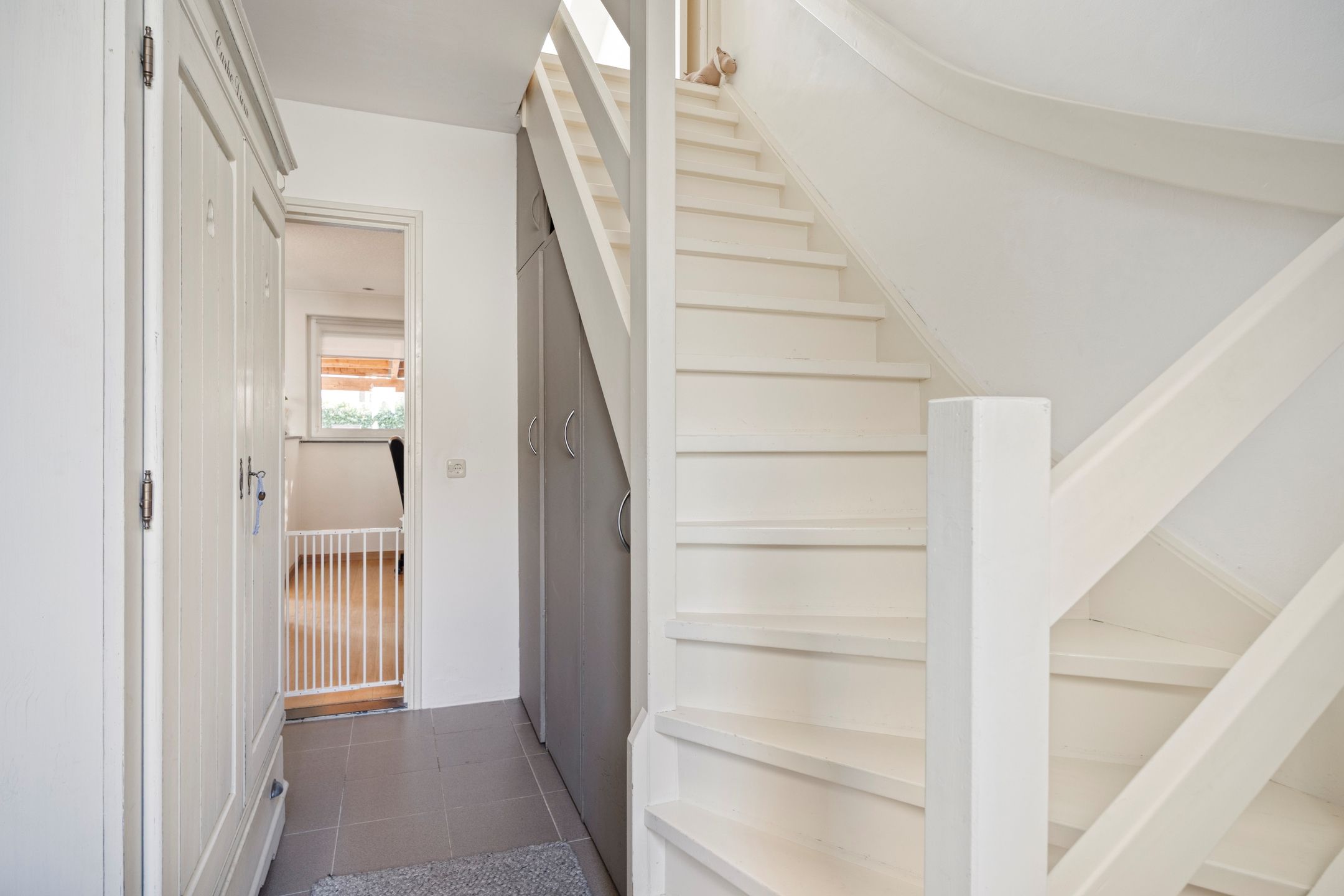 Spacious Corner Family Home with Guest Room and Sunny Garden in Heugem — 26