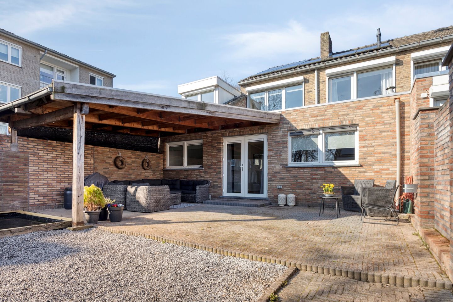 Spacious Corner Family Home with Guest Room and Sunny Garden in Heugem — 36