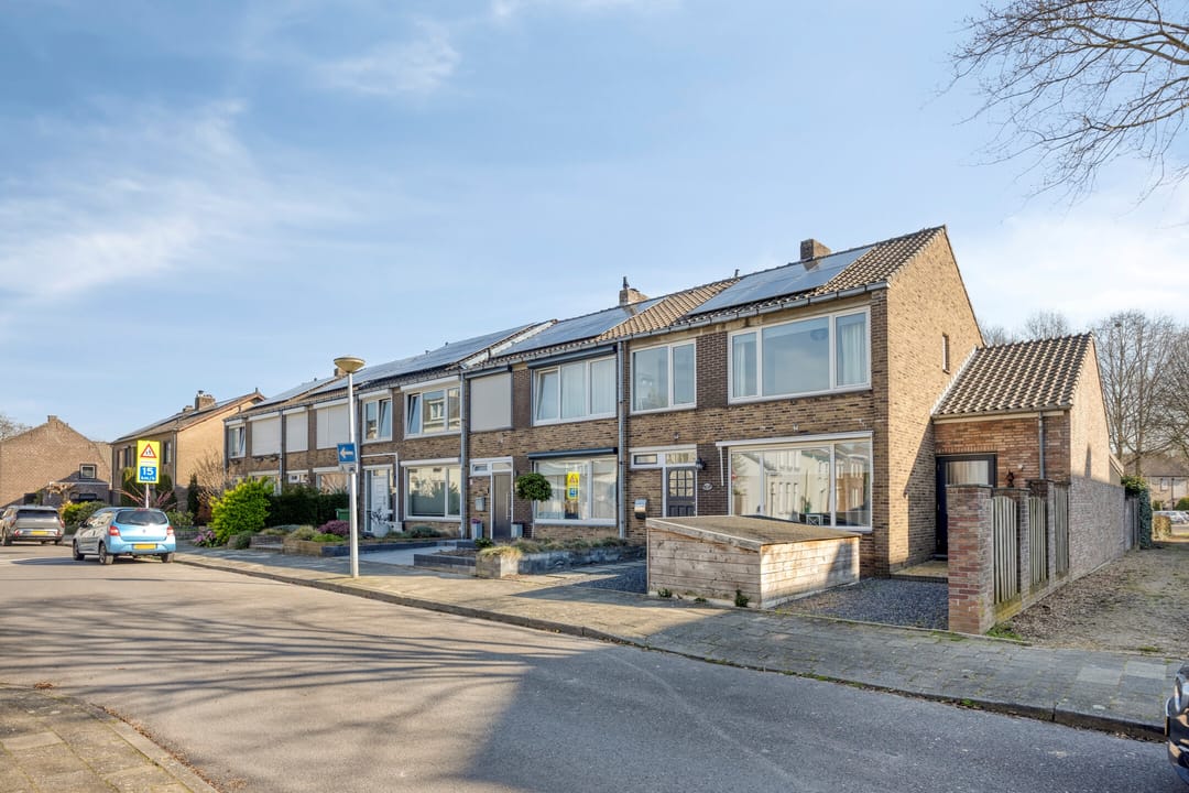 Spacious Corner Family Home with Guest Room and Sunny Garden in Heugem — 37