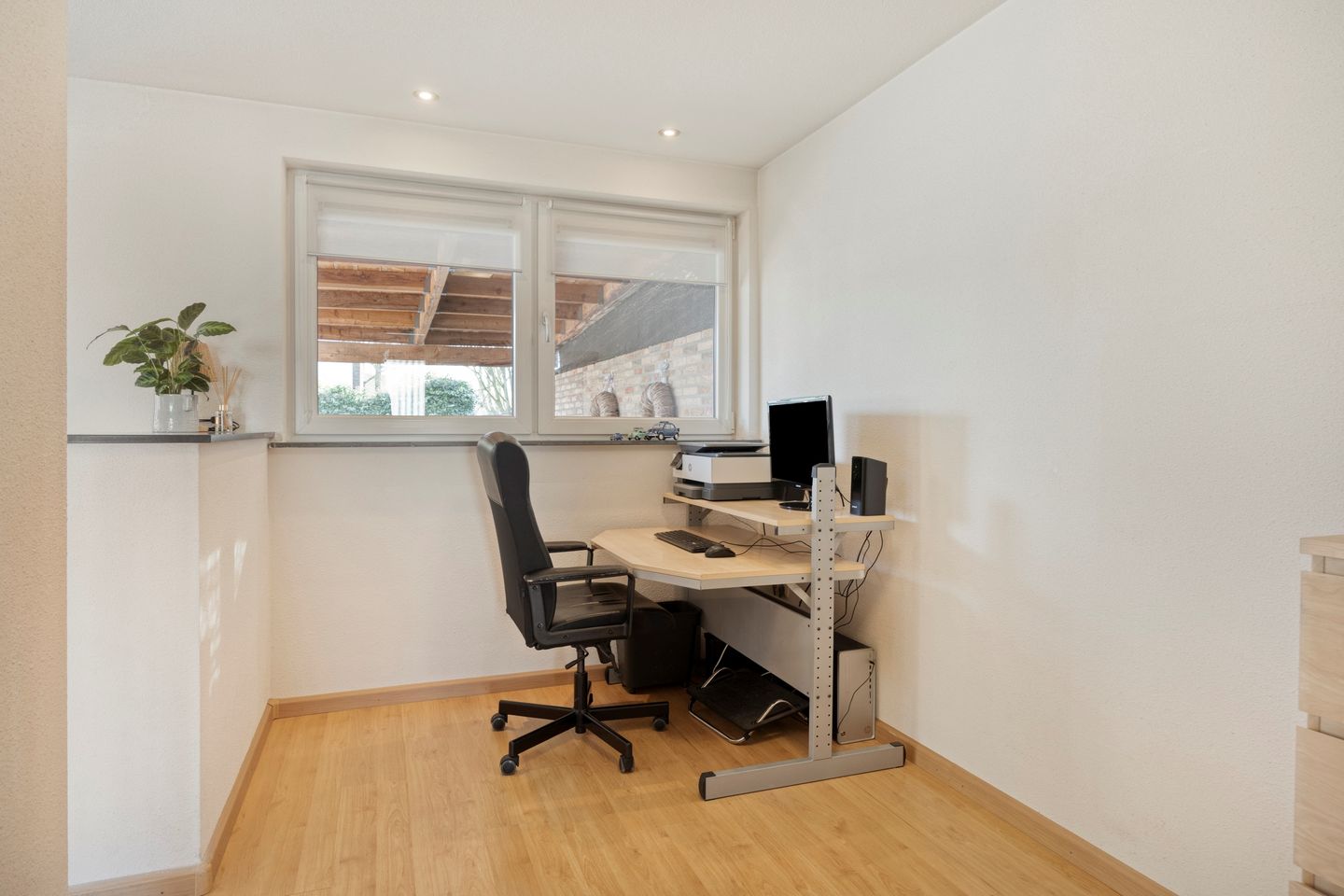 Spacious Corner Family Home with Guest Room and Sunny Garden in Heugem — 16