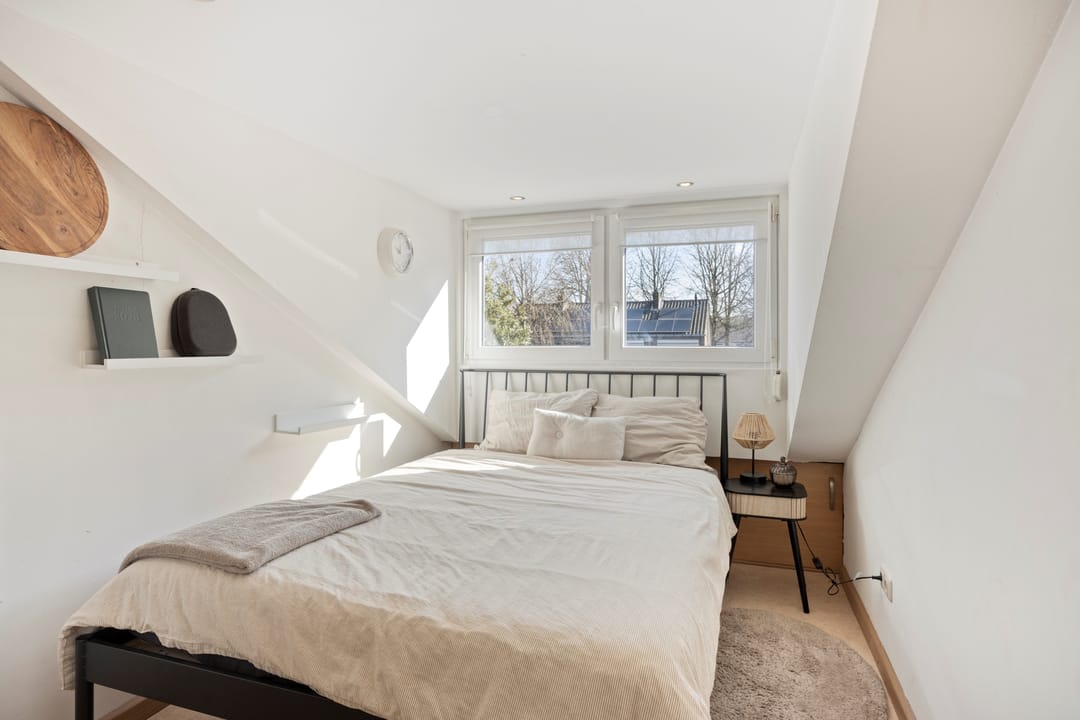 Spacious Corner Family Home with Guest Room and Sunny Garden in Heugem — 28
