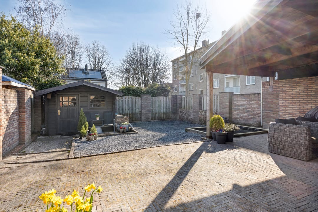 Spacious Corner Family Home with Guest Room and Sunny Garden in Heugem — 33