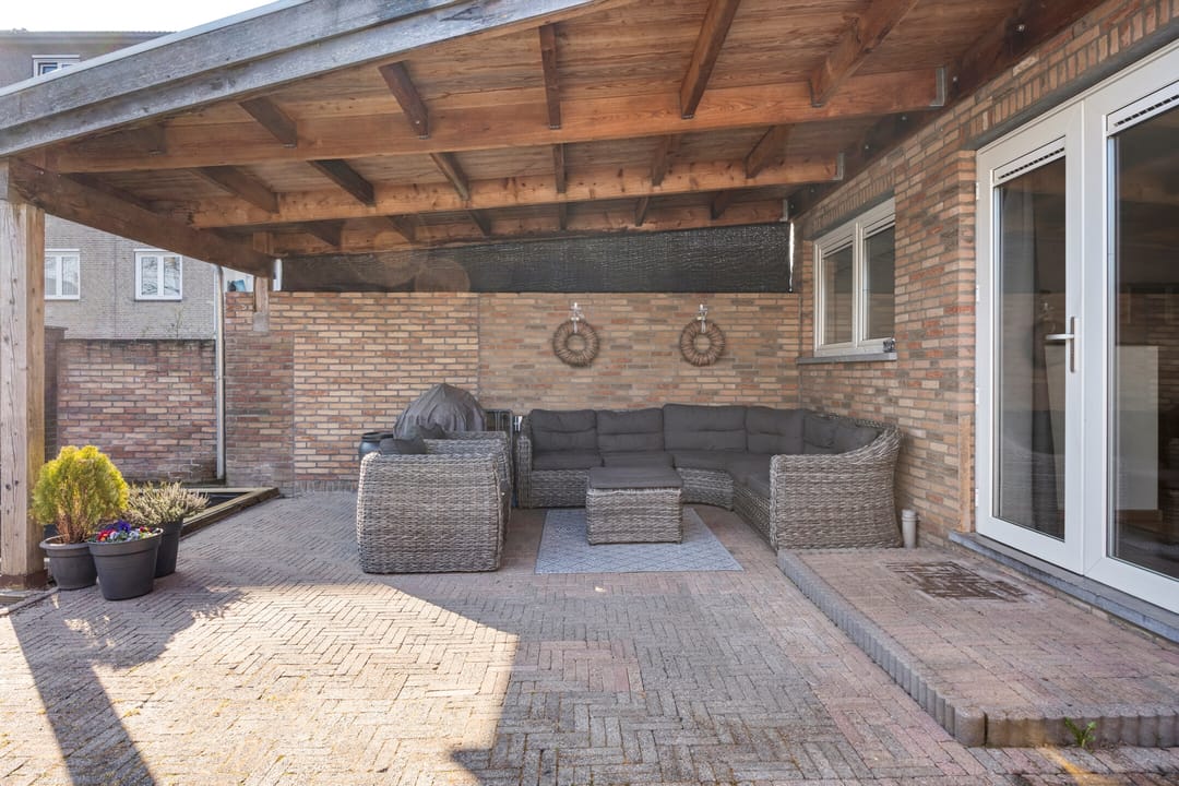 Spacious Corner Family Home with Guest Room and Sunny Garden in Heugem — 34