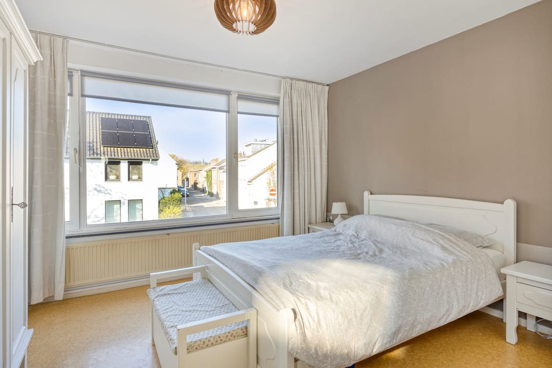 Spacious Corner Family Home with Guest Room and Sunny Garden in Heugem — 20